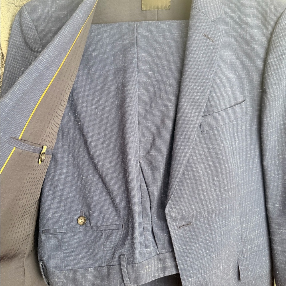 Hugo Boss Suit 38R – Italian Fabric – Like New